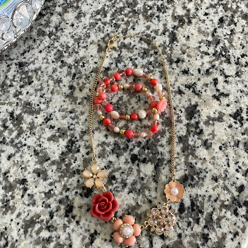 Set of necklace and two elastic bracelet